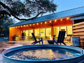 Chic 2/1 w Gorgeous Deck: Heated Soaking Pool, Firepit, Trails